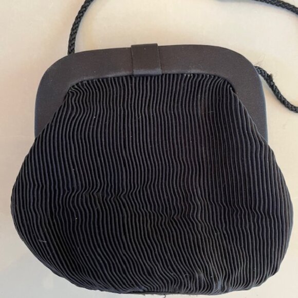 BLACK | Silky Fabric small purse in Clamshell shape Crossbody bag - Picture 5 of 9